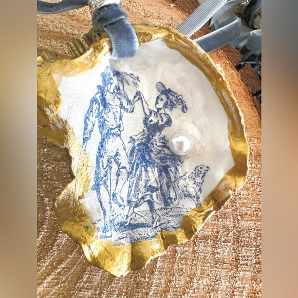 Set of 6 Handcrafted Blue Toile Oyster Shell Napkin Ring Holders - Picture 7 of 10